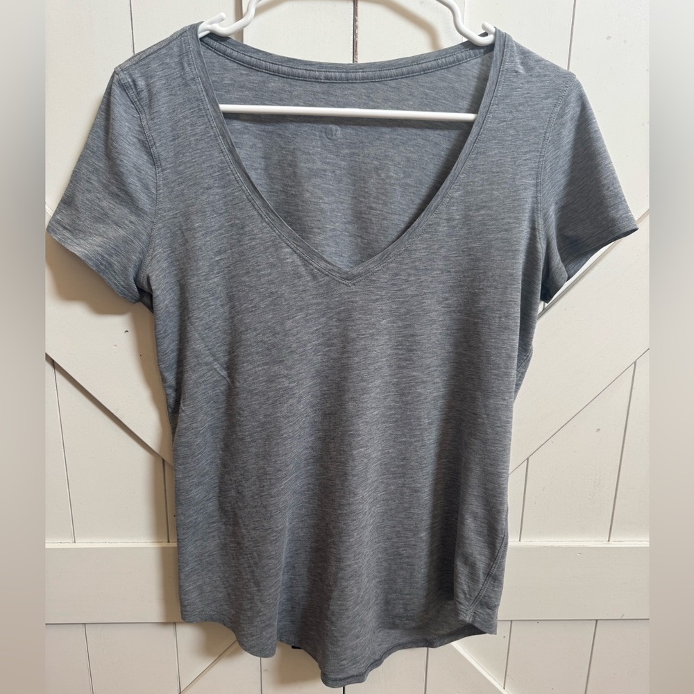 Lululemon Love T-Shirt V-Neck Size 4 Heather Gray